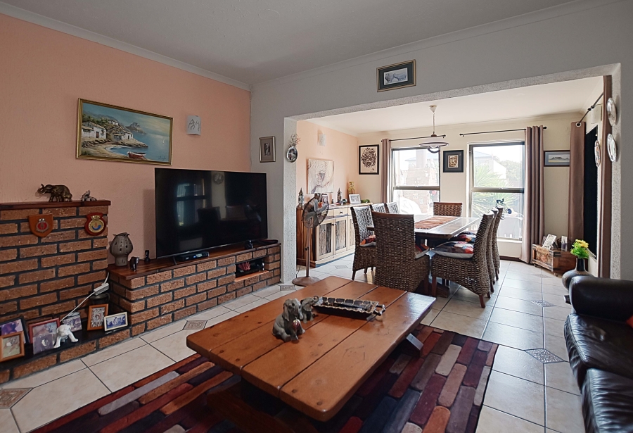 7 Bedroom Property for Sale in Bloubergrant Western Cape